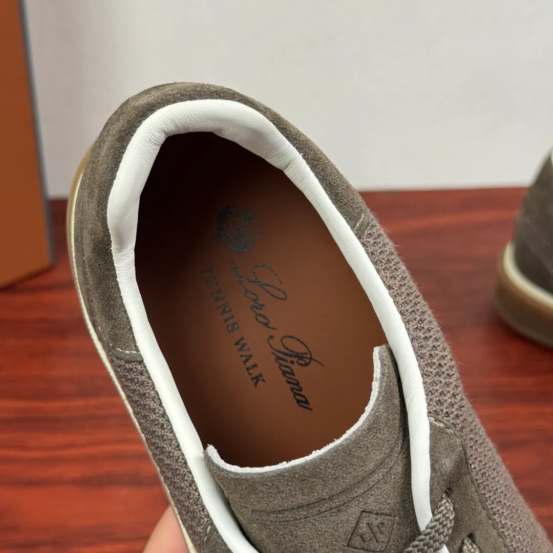 Batch 740 Loro Piana Tennis Walk men's moral training sneakers! These new textured leather tennis shoes feature an ultra-low-top design for year-round wear and are water-resistant. The wrapped sole creates an effortlessly attractive color combination that harmoniously blends functionality with understated style. The ideal footwear option for urban dressing. The heel is decorated with a soft calfskin tongue with Kummel color inserts and an embossed LP logo. Cotton shoelaces. Material: Upper: Gray woven stitching with cowhide accents! Sole: Rubber lining: Cow leather original rubber sole, excellent foot comfort, complete package! Size: 39-40-41-42-43-44 leather shoe size (can be customized to 38.4546) Item number: FAM1316 light gray